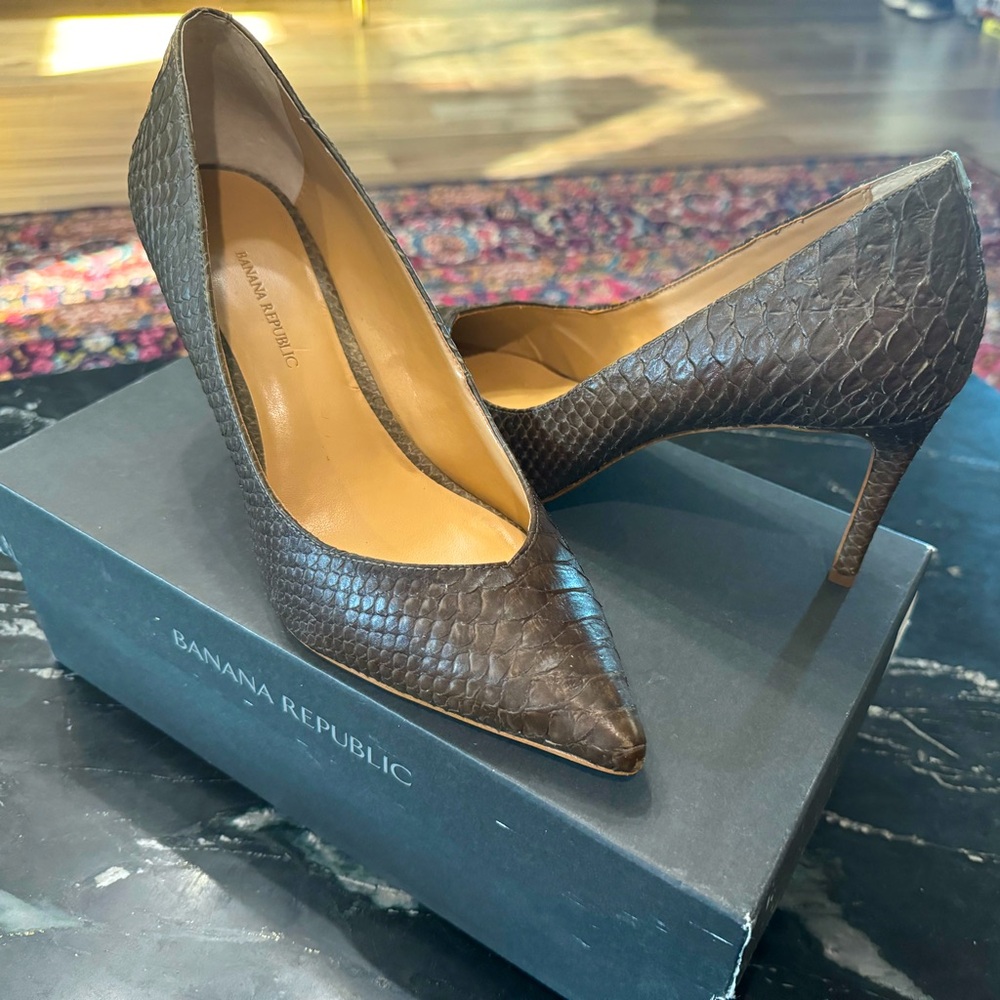 Banana Republic 12hr chocolate Brown Madison Heel 8.5 almost new